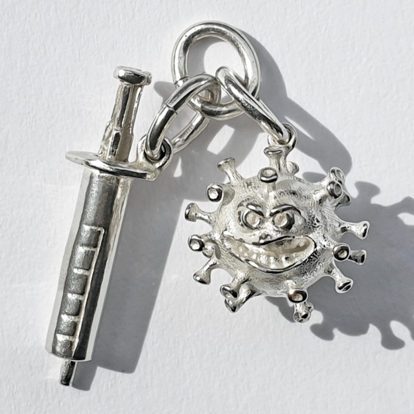 Anti-Coronavirus-SARS-CoV-2-COVID-19-Talisman mit Impfspritze Anhänger, Charm in echt Sterling-Silber 925 oder Gold